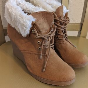 White mt. Sampson 7.5 tan wedge booties with fur top